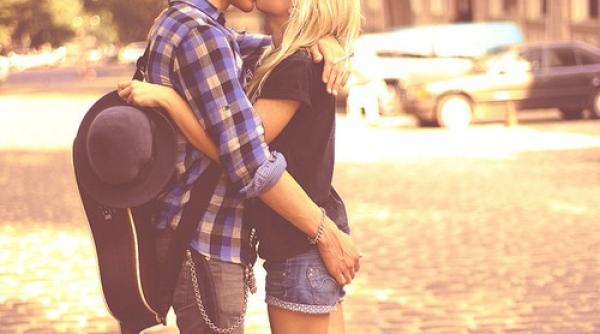 tineri biciuiti ca s au sarutat