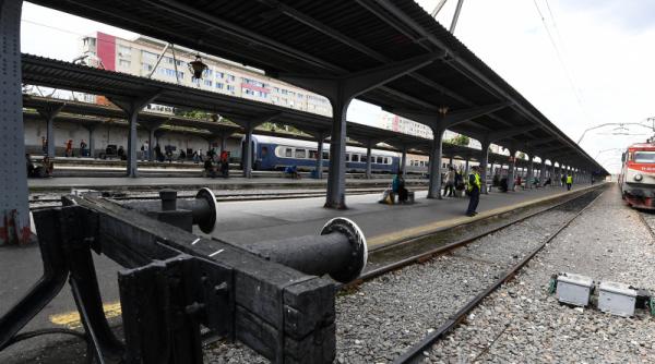 tren deraiat calatorii transportati cu microbuze si autobuze