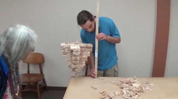 un american a intrat in guinness book dupa ce a construit o piramida inversata