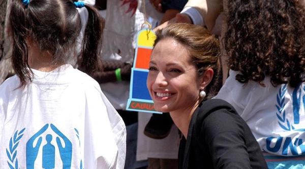 angelina jolie a vizitat cea mai mare tabara de refugiati din lume