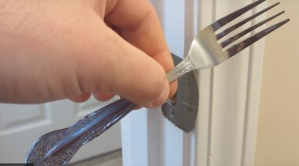 cum incui usa cu furculita cel mai tare truc video