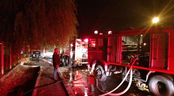 incendiu la un atelier de tamplarie pompierii intervin de urgenta