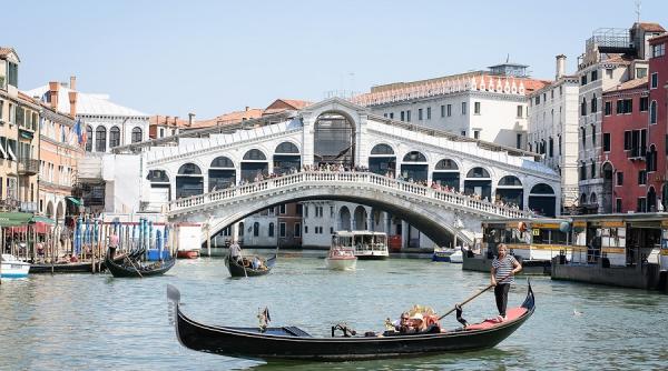 o noua taxa turistii o vor plati in fiecare zi