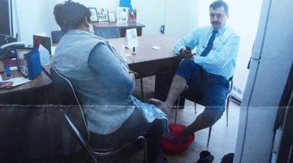 directorul caruia i se facea pedichiura sanctionat pe ce functie a fost mutat