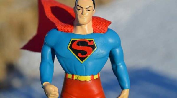 un fost detinut imbracat in superman ameninta ca se arunca de pe acoperisul teatrului national iasi