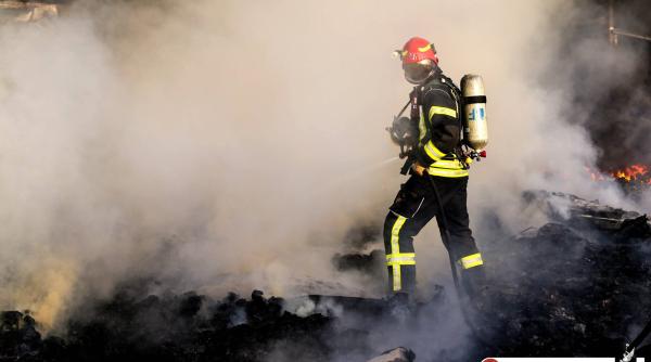 incendiu la liftul unui bloc locatarii evacuati de pompieri