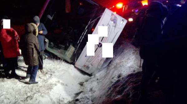 autocar plin cu persoane rasturnat pe dn1