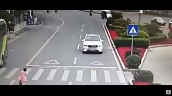 gestul unei fetite face inconjurul lumii video