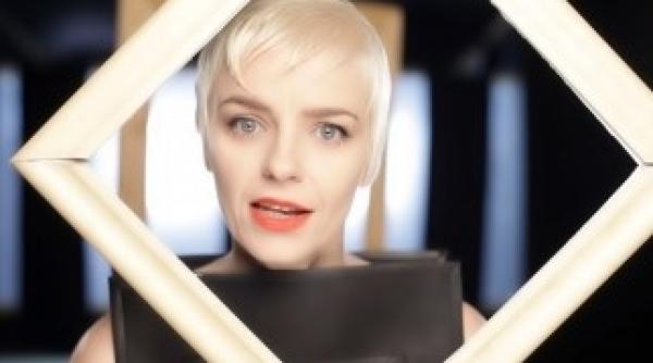 gianina corondan si a uitat telefonul in taxi cand a sunat pe el surpriza i a raspuns