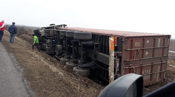 trafic intrerupt pe dn73  interventie dupa rasturnarea unui tir