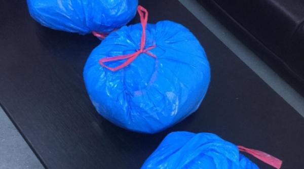 video  kilograme de canabis  gasite in rucsacul unui tanar