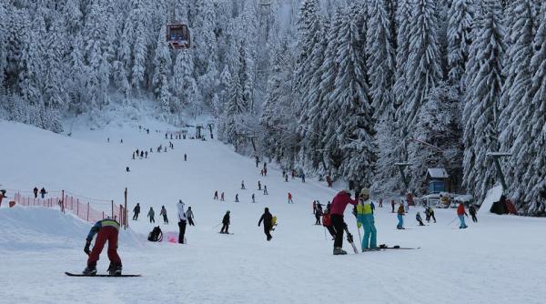 mii de turisti asteptati la munte weekend excelent pentru schi