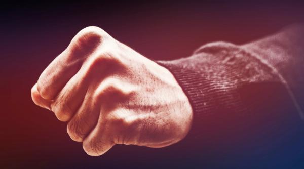 inchisoare si daune pentru victima a trei romani