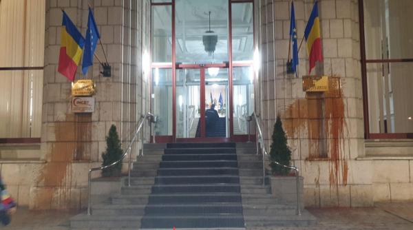 ministerul justitiei vandalizat de protestatari sange pe pereti
