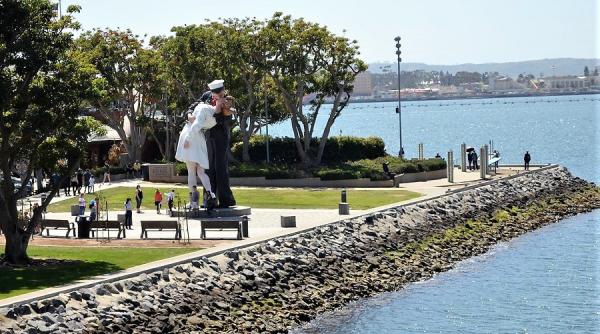 metoo statuie celebra vandalizata