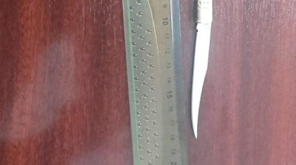 elev amenintat cu cutitul de un coleg