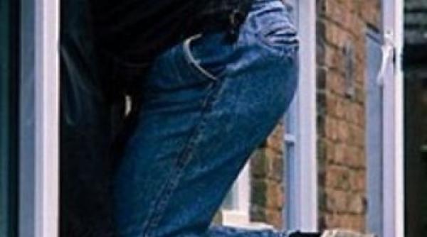 muncitor in constructii spargator de case