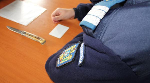 tanar cercetat dupa ce a incercat sa intre cu un cutit in tribunal