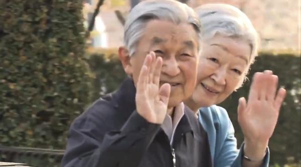 akihito va abdica dar ramane imparat emerit