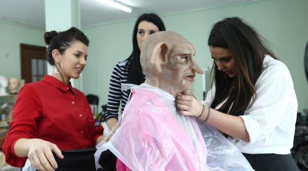 scena misterelor masca spectaculoasa la un pret urias