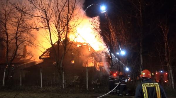 video  incendiu violent la muzeul satului  pompierii au intervenit de urgenta