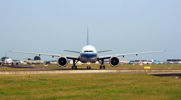 boeing uri 777 redirectionate catre otopeni