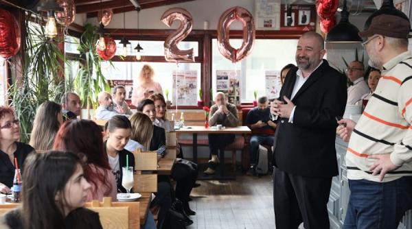 la mama 20 de ani de povesti la coltul mesei