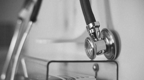 medic fals un barbat care pretindea ca este doctor a fost saltat de politisti