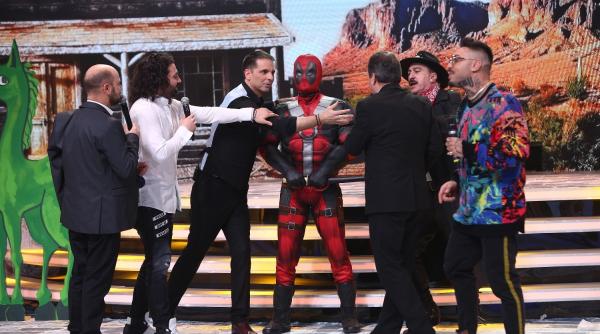 nea marin agreseaza o masca la scena misterelor