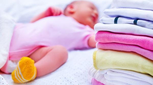 o primarie din romania face cadou trusoul pentru nou nascuti