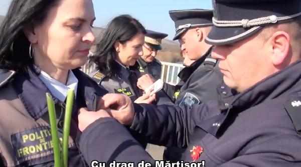 1 martie pe granita video politistii moldoveni si romani si au oferit reciproc martisoare