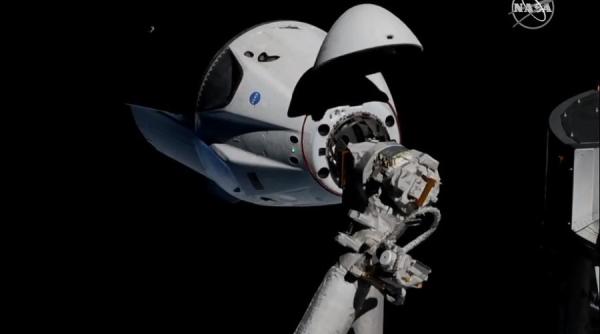 elon musk un nou succes spatial crew dragon s a conectat la ssi