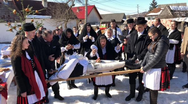 farsang sau ingroparea iernii la sandominic harghita ziua fara reguli exclusiv