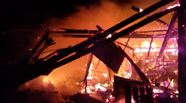 incendiu violent case cuprinse de flacari