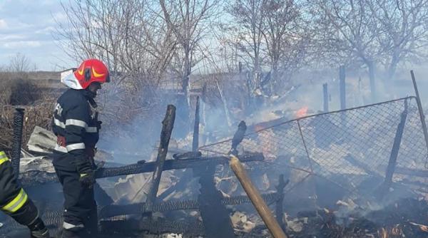 incendiu de vegetatie extins la trei case pompierii intervin de urgenta