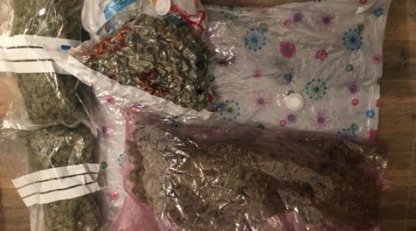 tanar de 22 de ani retinut dupa ce a fost prins cu peste 4 kg de droguri