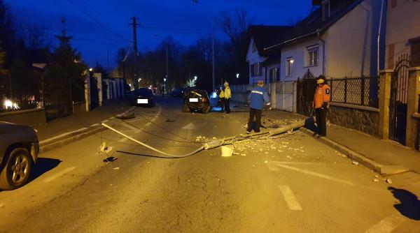 beat la volan a doborat un stalp si a avariat trei masini vezi unde