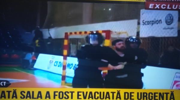 bataie la un meci de handbal jandarmii au dat cu gaze lacrimogene