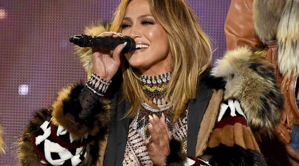 jennifer lopez s a logodit cum arata inelul de logodna