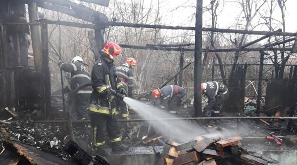arad o persoana a murit si alte doua au fost ranite in urma unui incendiu intr o locuinta