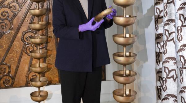 aproape jumatate de milion de lire sterline pentru doua lampi semnate salvador dali