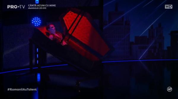 romanii au talent un sicriu si mult talent numarul care a socat si a cucerit v am pus usturoi in buzunar