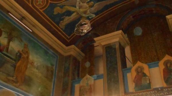 cazut de pe biserica