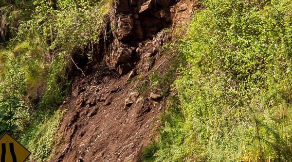 alunecare de teren cel putin cinci persoane inghitite de vii peste 30 de raniti
