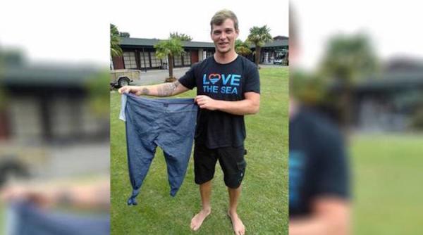 salvat de o pereche blugi