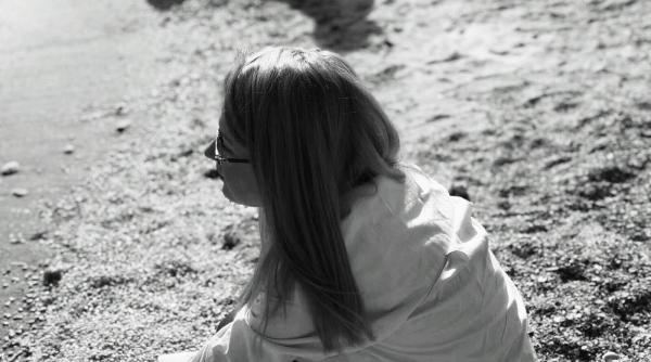 maria dumitrascu raul e chiar in fata noastra e langa noi asteptand