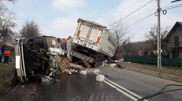 trei tir uri implicate intr un accident grav trafic blocat