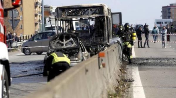 autobuz de transport scolari incendiat de un migrant