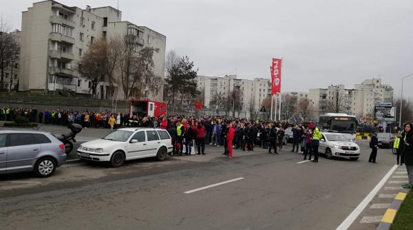 incendiu  sute de persoane  evacuate dintr o cladire de birouri  exercitiu al pompierilor