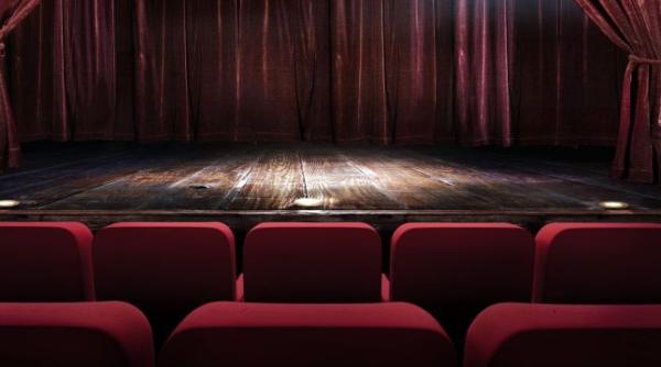 clipe de panica la teatrul national din bucuresti i s a facut rau spectacol intrerupt